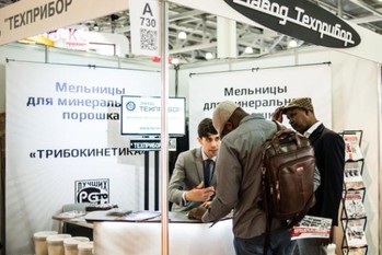 Стенд завода «ТЕХПРИБОР» на выставке MiningWorld Russiа-2015, где посетителям была представлена максимально исчерпывающая информация о модельном ряде оборудования завода, а специалисты – могли сориентировать по оптимальному варианту его компоновки, учитывая все пожелания Заказчика. Порой, в процессе переговоров посетители выставки, не зная каких-то особенностей той или иной модели оборудования завода «ТЕХПРИБОР», находили решения, которые ранее и не рассматривали.