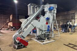 Мельница «ТРИБОКИНЕТИКА-3050» с бункером сырья и фильтровальным агрегатом на участке помола стеклобоя в стеклянный песок. Получаемый материал будет использоваться в качестве фильтрующей загрузки для бассейнов.