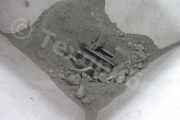Загрузка лежалого цемента в приемный бункер конвейера-питателя АМ комплекса «ТРИБОКИНЕТИКА-6000». 