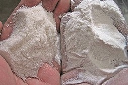 Слева: Сульфат аммония исходный, кристаллы размером 0,5 мм; Справа: порошок сульфата аммония, с размером частиц менее 0,315 мм - продукт помола на дезинтеграторе «ГОРИЗОНТ»