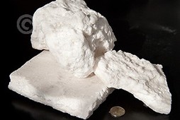 Куски сульфата алюминия неопределенной формы размером не более 350 мм